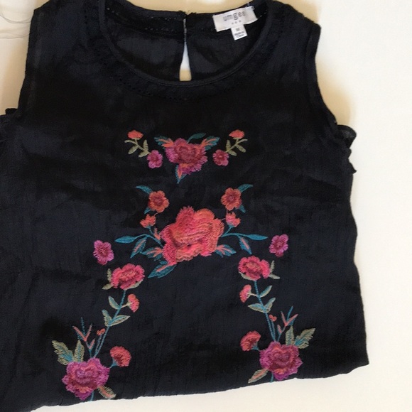 umgee- embroidered, floral Top- M - Picture 10 of 10